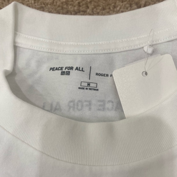 Uniqlo Peace for All Roger Federer White T-Shirt with Love Graphic - Picture 2 of 3